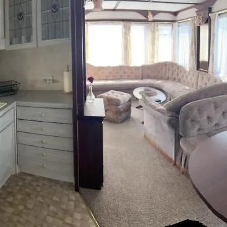 Lodge Delux W Helu *